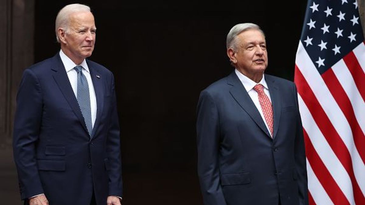 Biden junto a López -Obrador en México