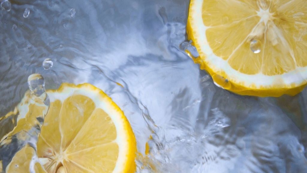 El limón podrá ser una buena idea para eliminar las grietas de los pies.