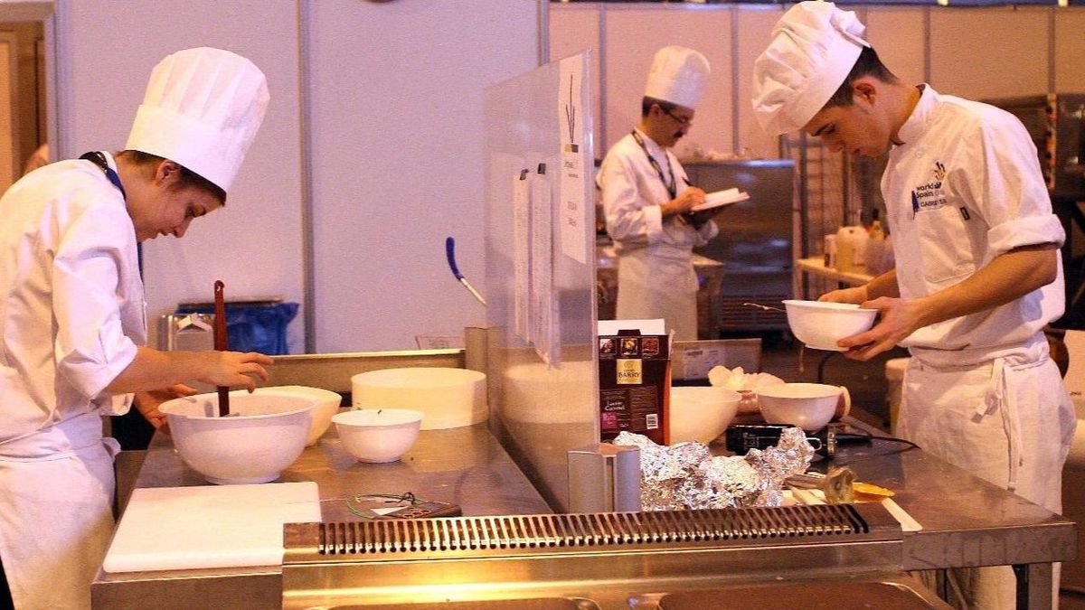 Jóvenes trabajando en una cocina Jóvenes trabajando en una cocina