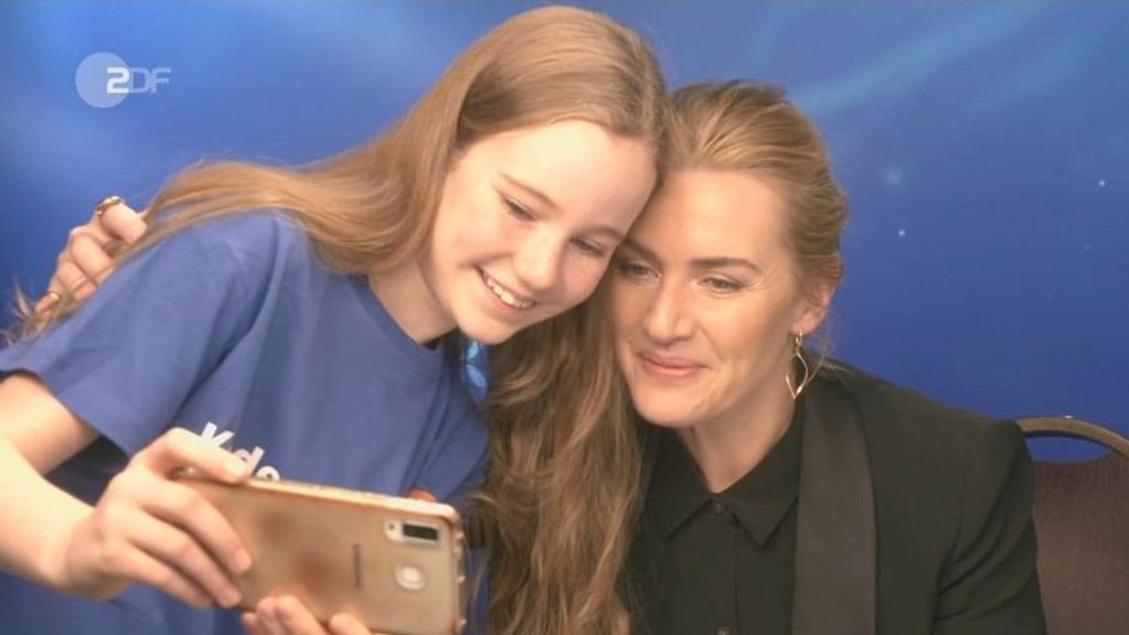 Kate Winslet se saca una foto con Martha al acabar la entrevista