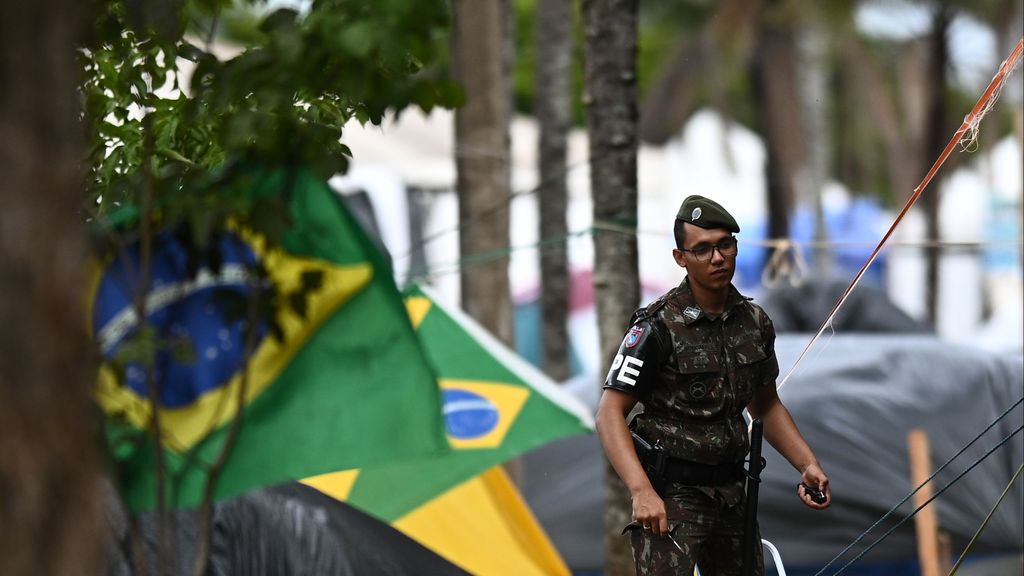 Los 1.200 detenidos por los asaltos en Brasil esperan en un gimnasio a ser interrogados