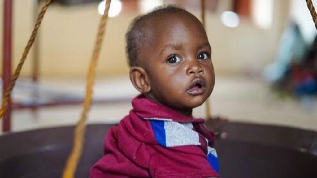 Se pesa a un niño durante una consulta del programa terapéutico ambulatorio en el centro de nutrición integrado en Sudán