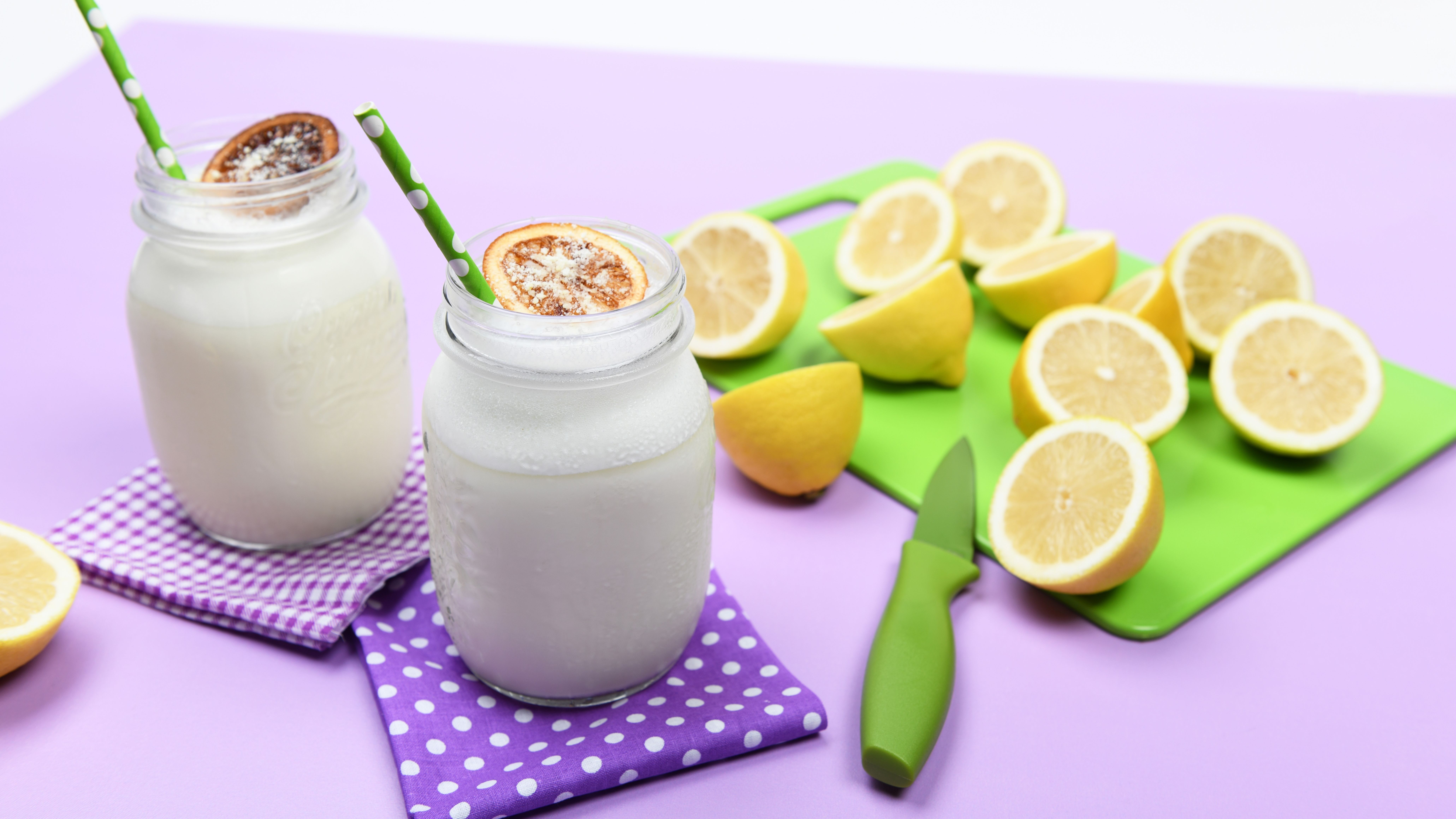 Smoothie de limón y plátano, avena y coco