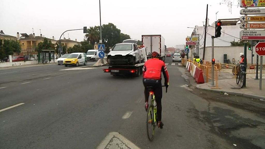 Tres ciclistas se enzarzan con un camionero en un cruce de Coria del Río, Sevilla: "Saca la navaja"