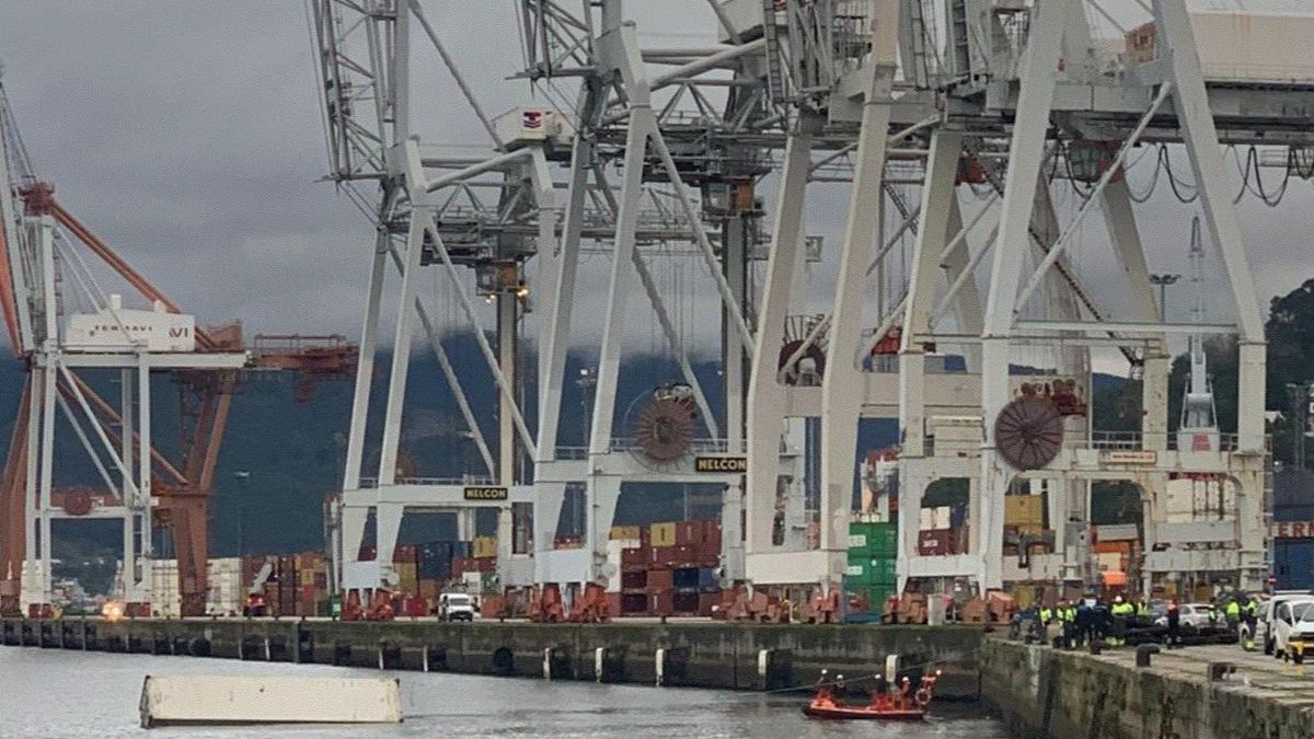 Un hombre muere en el puerto de Vigo al caer al mar el camión que conducía