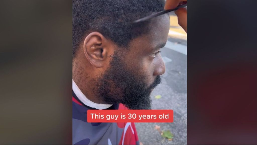 Un peluquero corta el pelo de