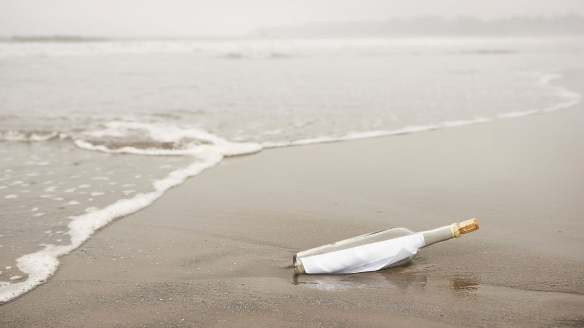 Una pareja encuentra un mensaje en una botella en una playa de Galicia: parece ser de 2010