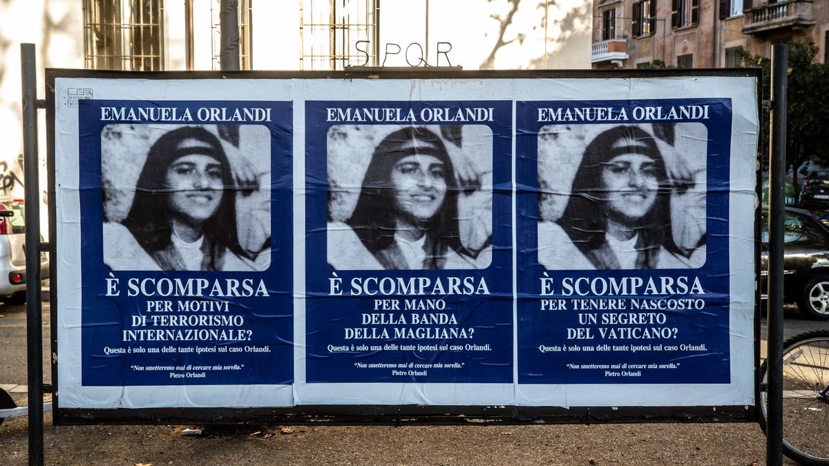 Varios carteles de la desaparición de Emanuela Orlandi vuelven a ocupar la ciudad de Roma por el estreno de la docuserie de Netflix que cuenta su historia.