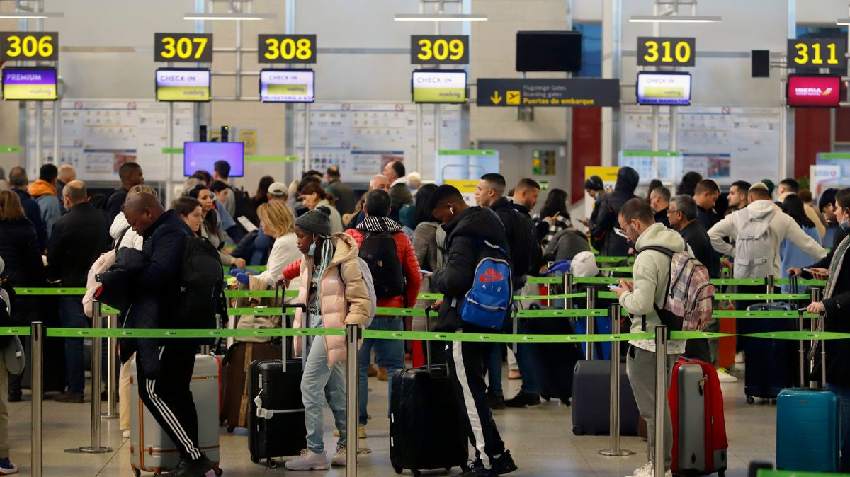 Viajeros llenan el aeropuerto de Málaga Costa del Sol, en la Operación salida Navidad 2022