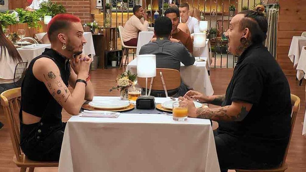 Diego y Erik durante su cita en 'First Dates'