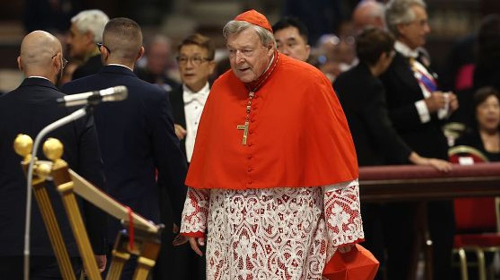 El cardenal australiano George Pell llega al velatorio tras la muerte del Papa