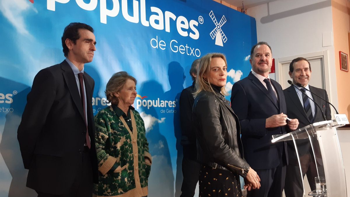 El presidente del PP vasco, Carlos Iturgaiz, en una rueda de prensa en Getxo El presidente del PP vasco, Carlos Iturgaiz, en una rueda de prensa en Getxo