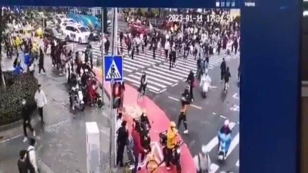 Espeluznantes imágenes de un conductor chino atropellando a la multitud