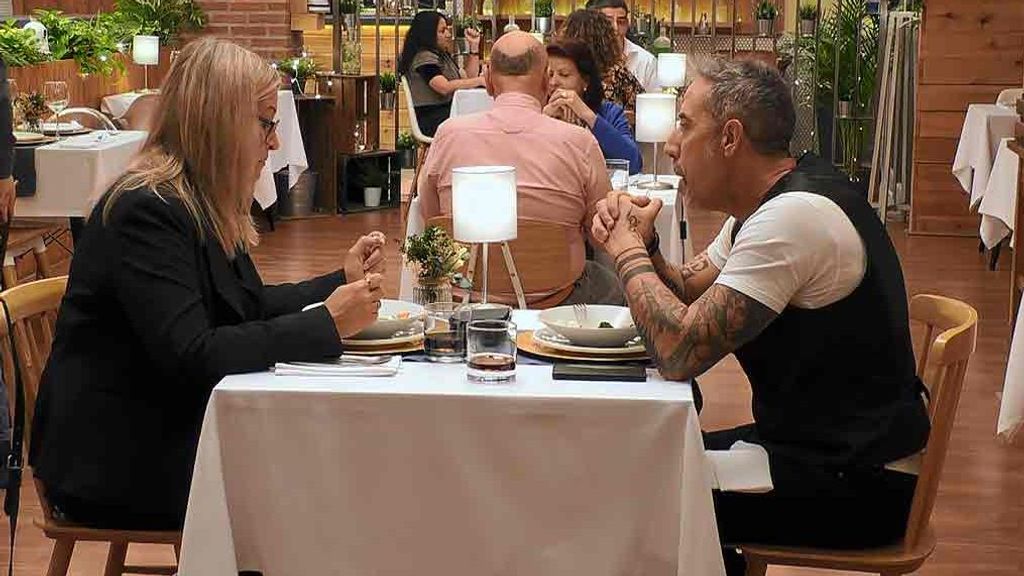 Julia y Toñín durante su cita en 'First Dates'