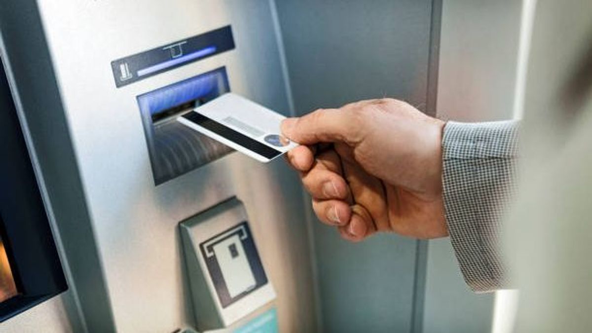 Los cajeros automáticos pueden quedarse tu tarjeta por diversas razones Los cajeros automáticos pueden quedarse tu tarjeta por diversas razones