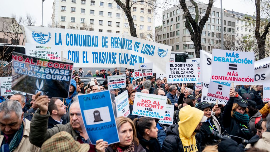 Manifestantes defienden el trasvase Tajo-Segura a las puertas del Ministerio de Transición Ecológica