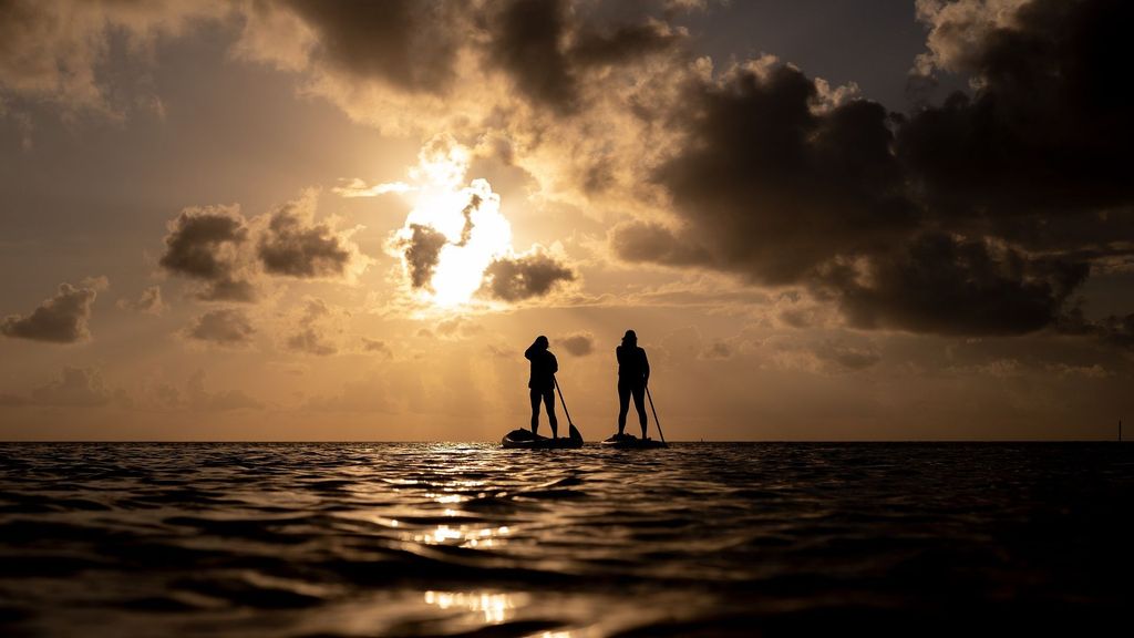 Paddle surf