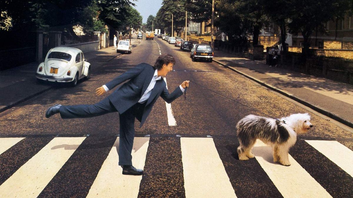 Paul McCartney, a punto de ser atropellado en el paso de cebra de Abbey Road