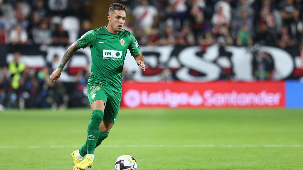 Pol Lirola en un partido con el Elche