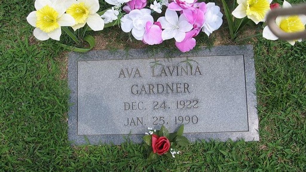 Su tumba se encuentra junto a la de sus padres en Carolina del Norte.