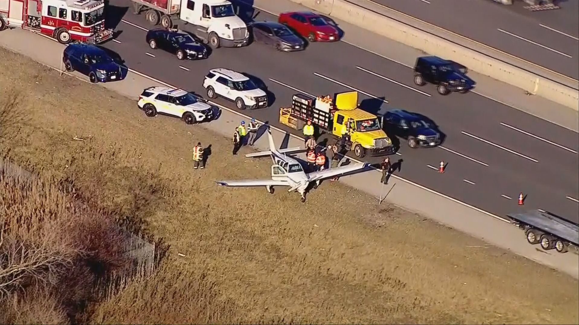 Un piloto se ve obligado a realizar un aterrizaje de emergencia en una autopista de Chicago