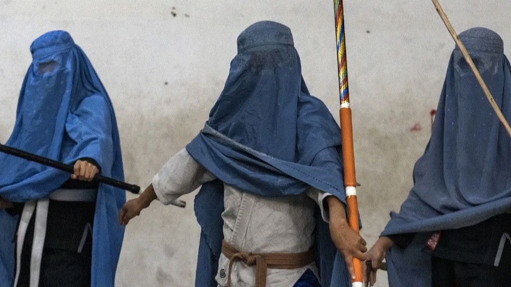 Atletas posan bajo el burka por la situación de las mujeres afganas