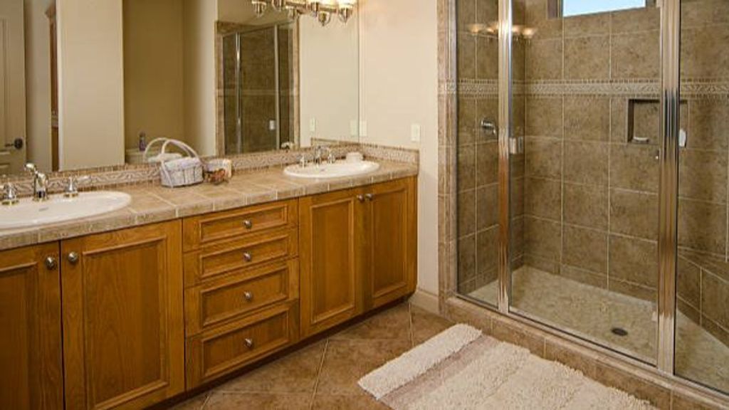 Cómo limpiar la alfombrilla de la ducha, uno de los objetos más sucios del baño
