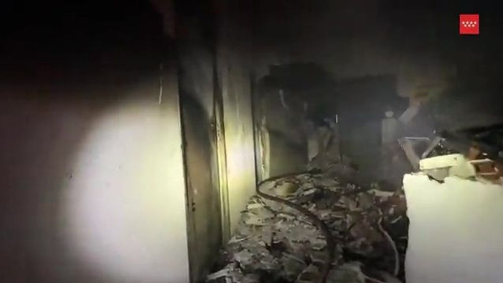Hallan un cuerpo calcinado en la extinción de un incendio en un garaje en Boadilla del Monte (Madrid)