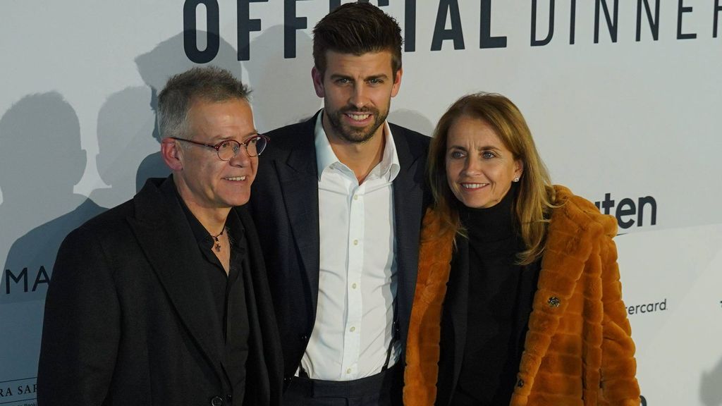 Gerard Piqué posa juntos a sus padres, Montserrat Bernabeu y Joan Piqué, en 2019