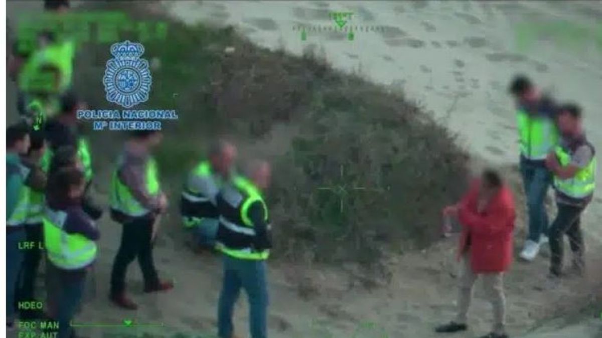 La Policía en la escena del crimen en Marbella, donde el hombre mató y mutiló a su pareja antes de lanzarla al mar