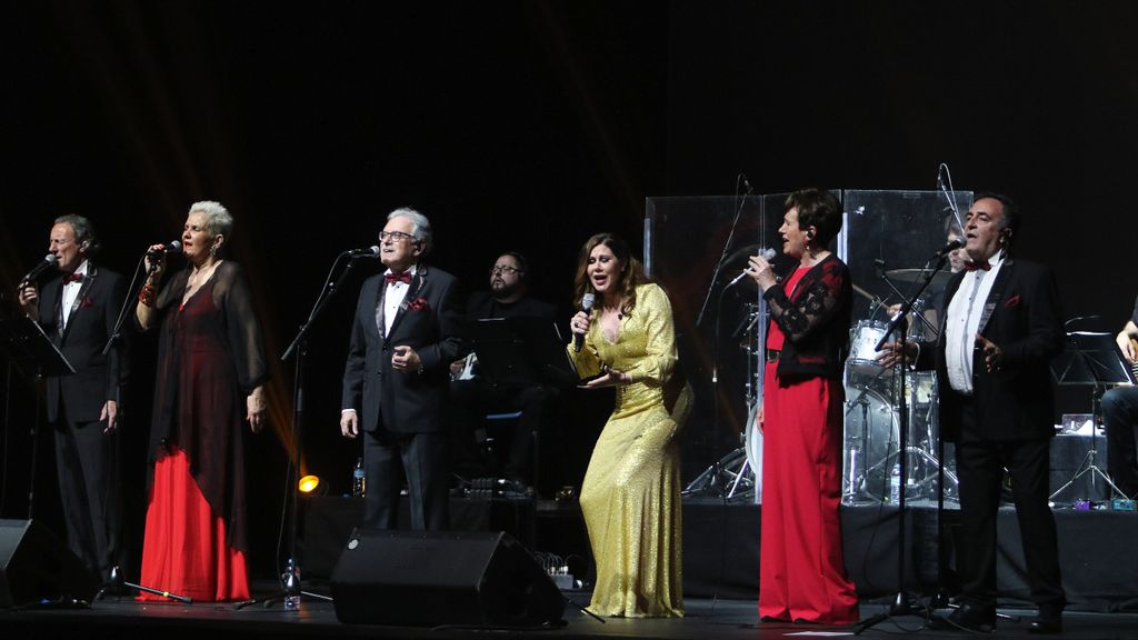 Mocedades, en su formación liderada por Javier Garay, en un concierto junto a la cantante Tamara, en 2021