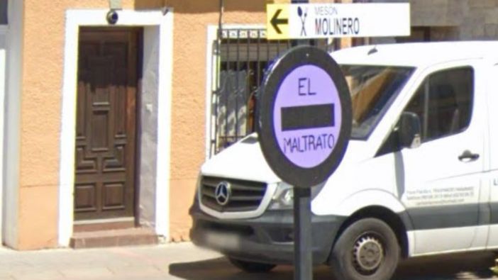 Señal de "stop el maltrato" en Traspinedo