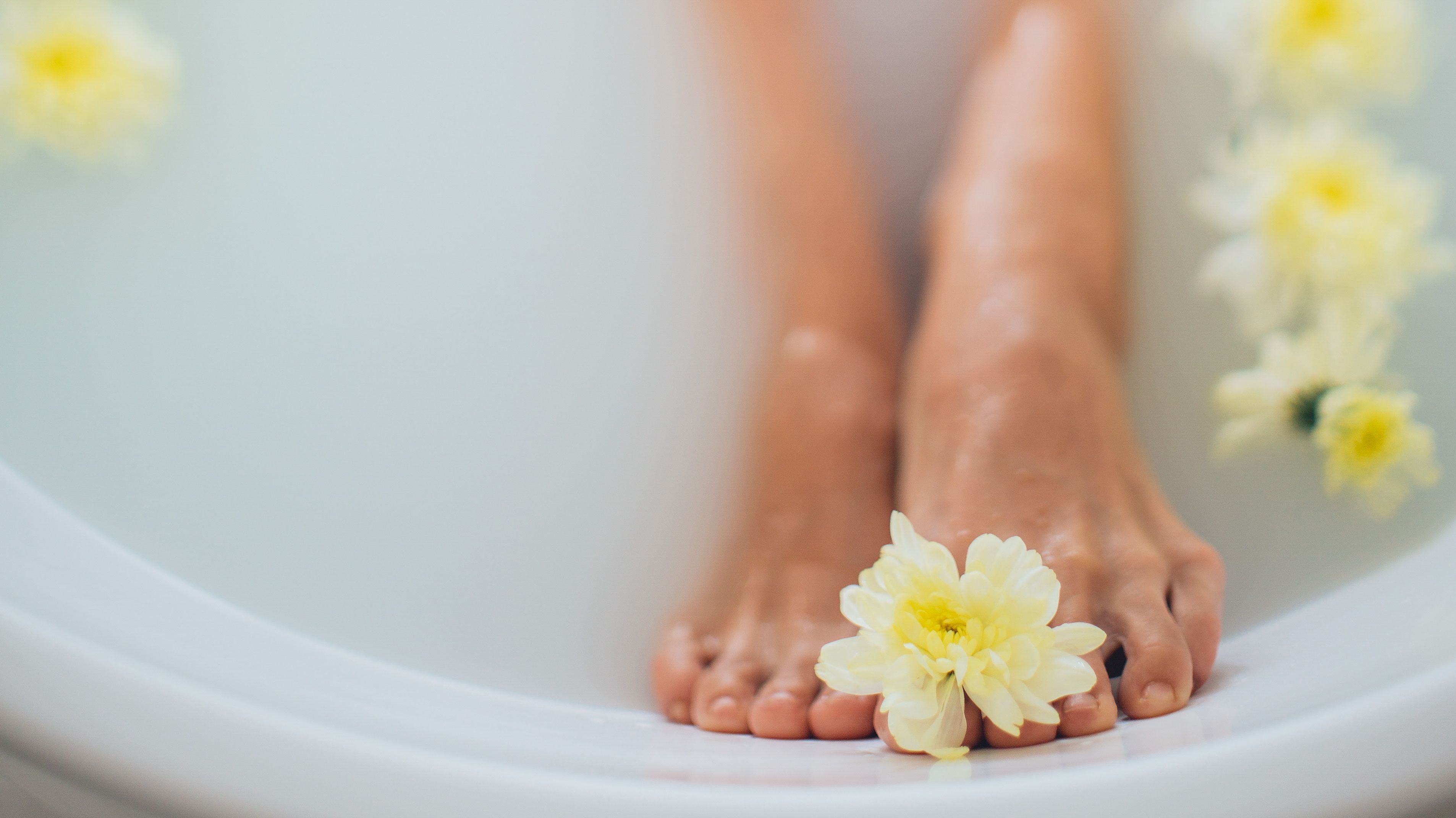 Sumerge los pies en agua caliente una vez por semana. FUENTE: Pexels