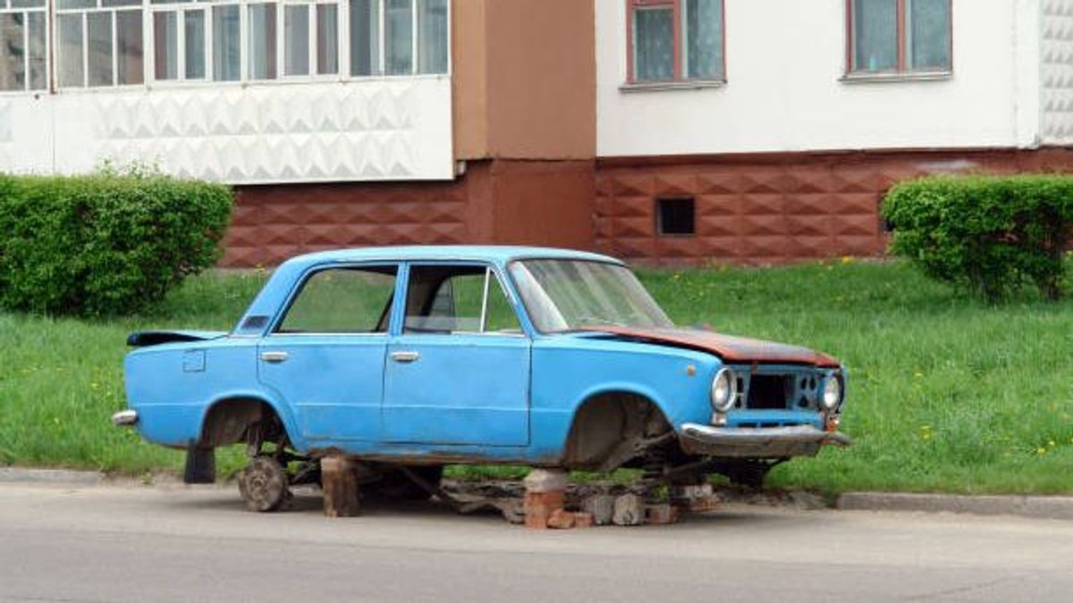 Coche abandonado en la vía pública. Coche abandonado en la vía pública.