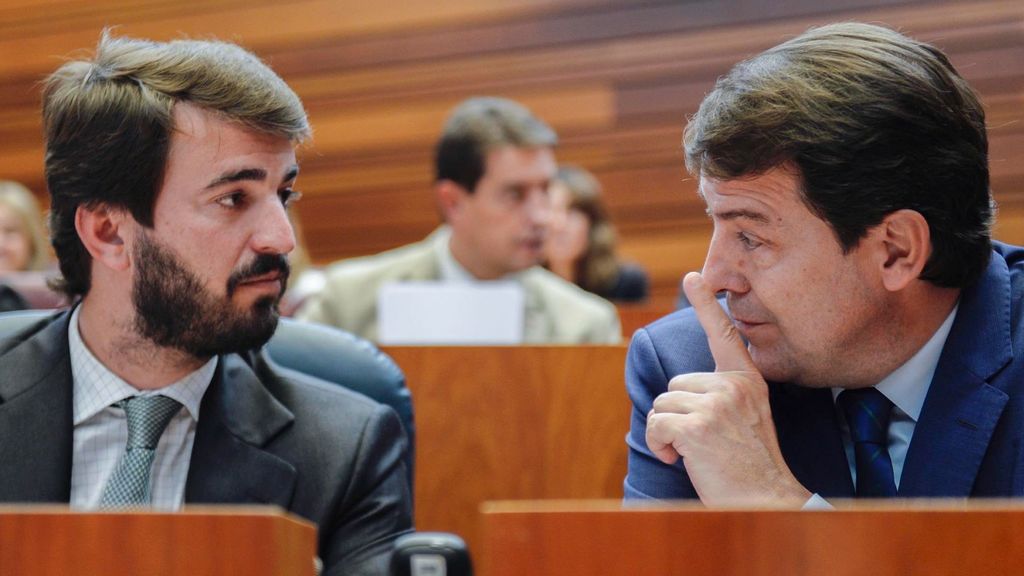 El presidente de Castilla y León, Alfonso Fernández Mañueco, habla con su vicepresidente de Vox, Juan García-Gallardo en las Cortes