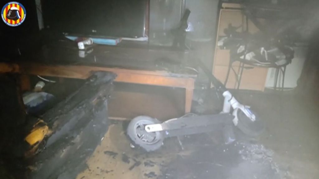 La explosión de un patinete eléctrico provoca un incendio en una vivienda