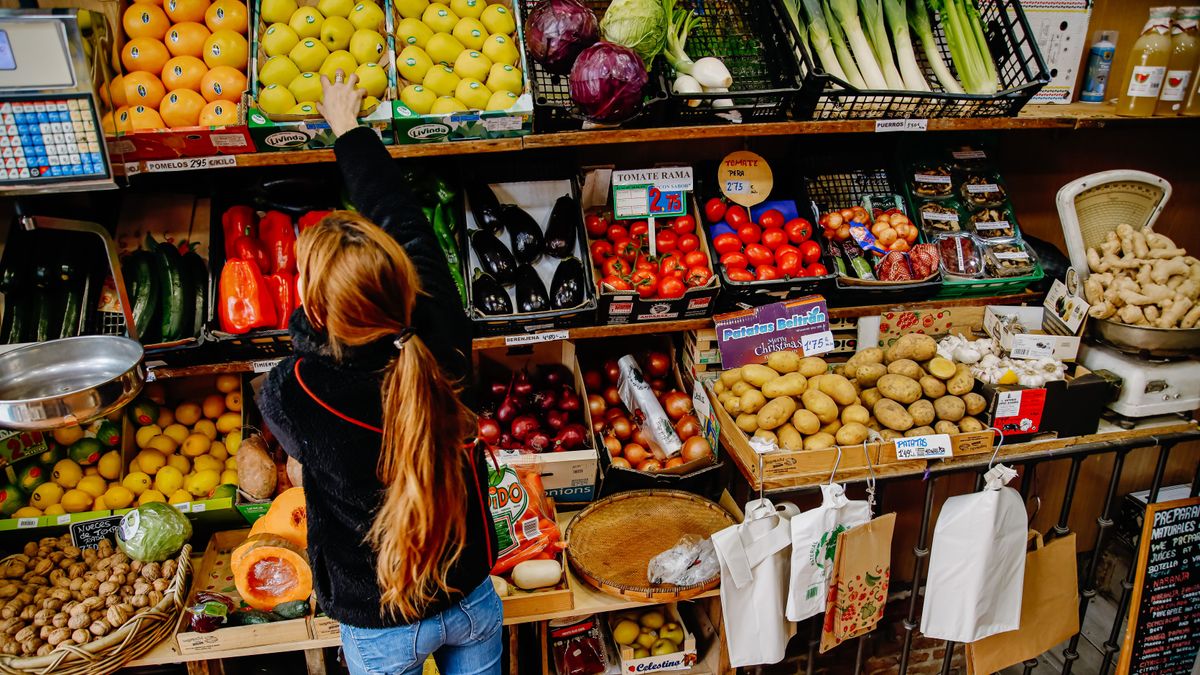 Interior de una frutería en Madrid Interior de una frutería en Madrid
