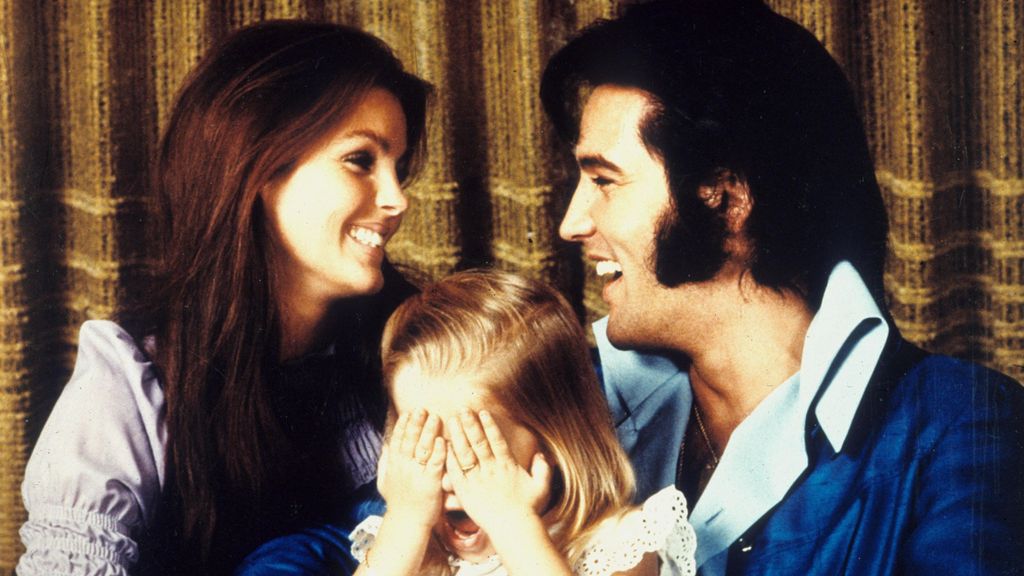 Lisa Marie junto a sus padres: Elvis y Priscila Presley