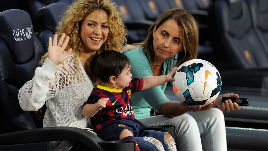 Shakira, con su suegra, Montserrat Bernabeu, en un partido de Piqué en 2013