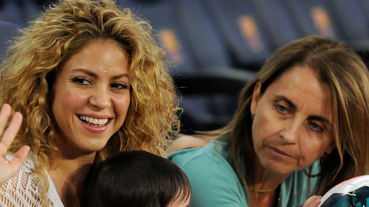 Shakira, en un partido de Piqué con su suegra, Montserrat Bernabeu