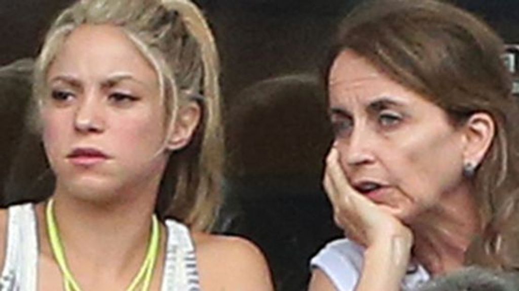 Shakira, en un partido de Piqué con su suegra, Montserrat Bernabeu