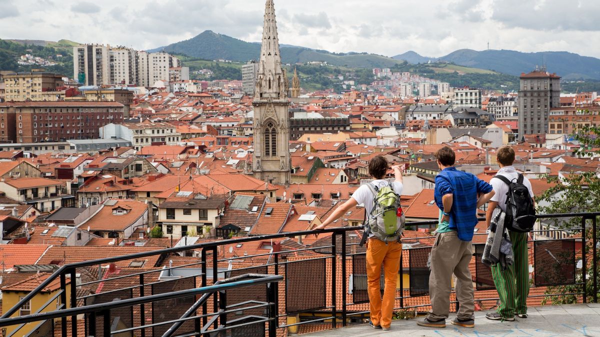 Turistas en Bilbao disfrutan de una panorámica de la Villa