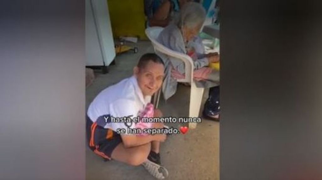 Viral imagen de una mujer de 96 años cuidando a su hijo adulto con síndrome de Down