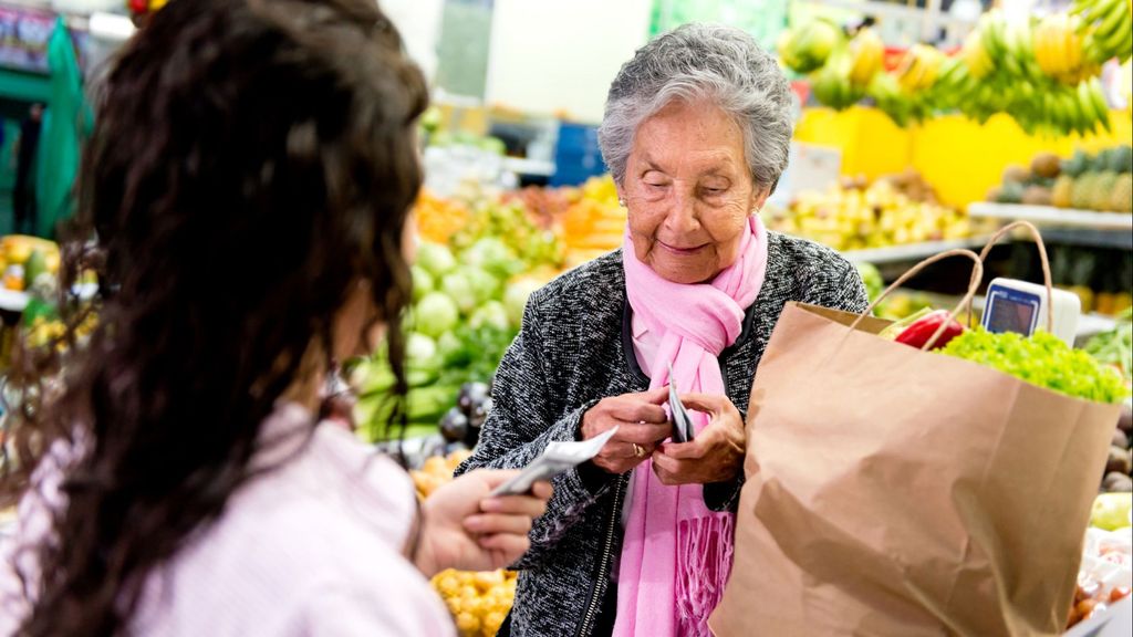 'Cajas habladoras' en el super: la medida holandesa para luchar contra la soledad de los seniors