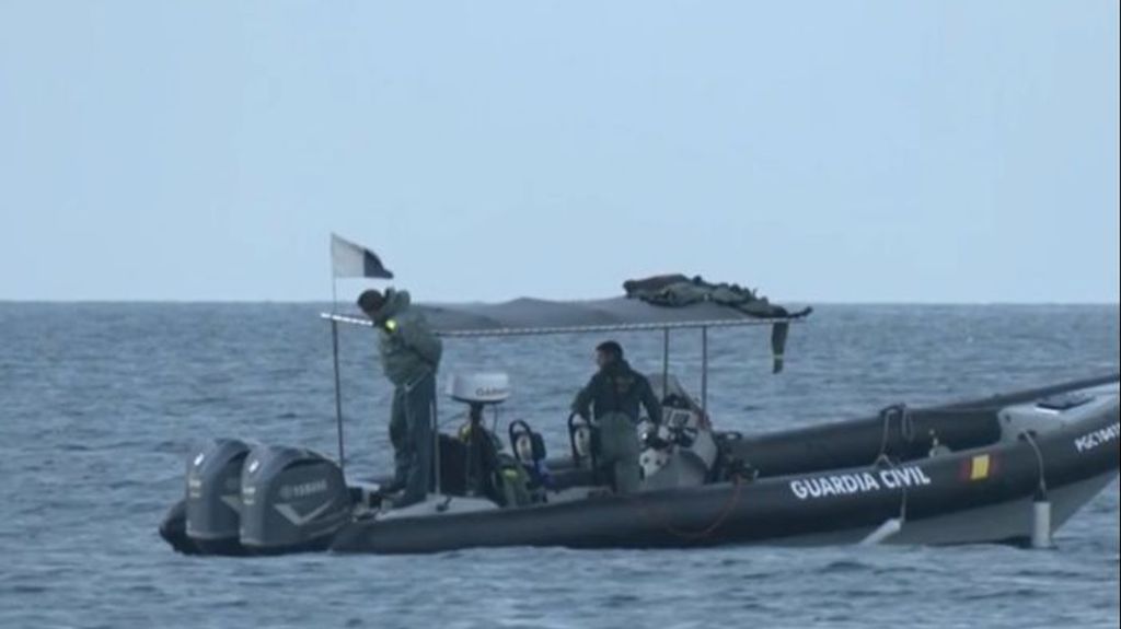 Submarinistas de la Guardia Civil siguen buscando en el mar los restos de la mujer asesinada en Marbella