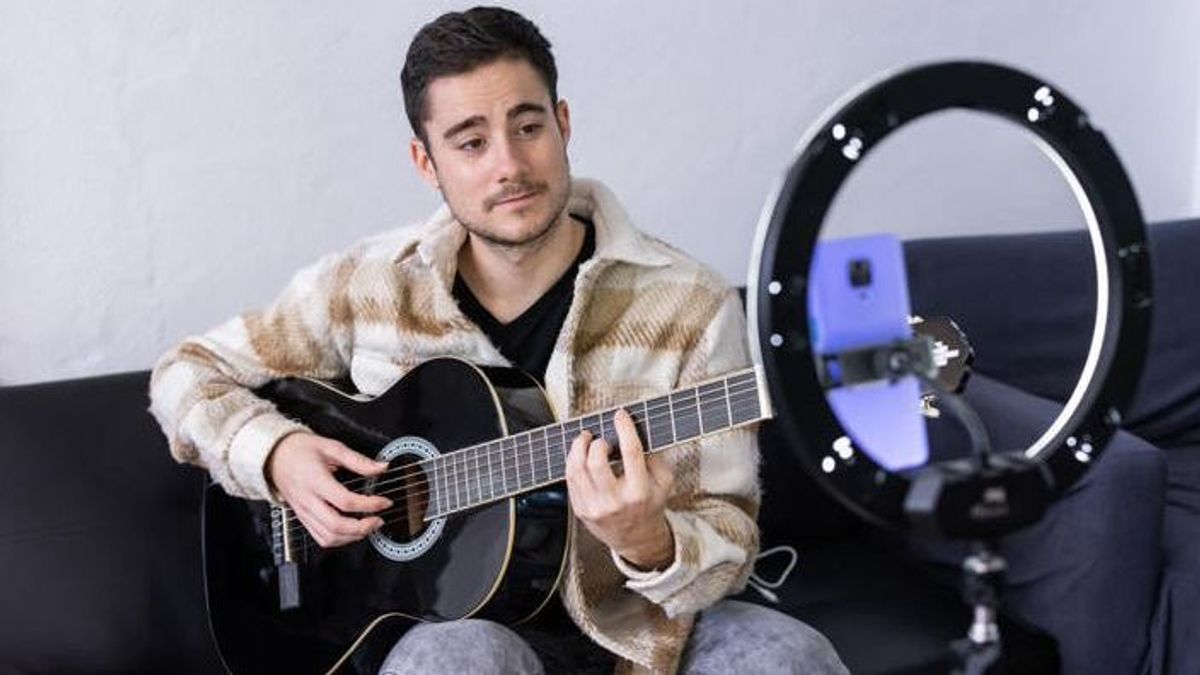 Adrián Campos, el cantante sin discográfica que triunfa en las redes sociales