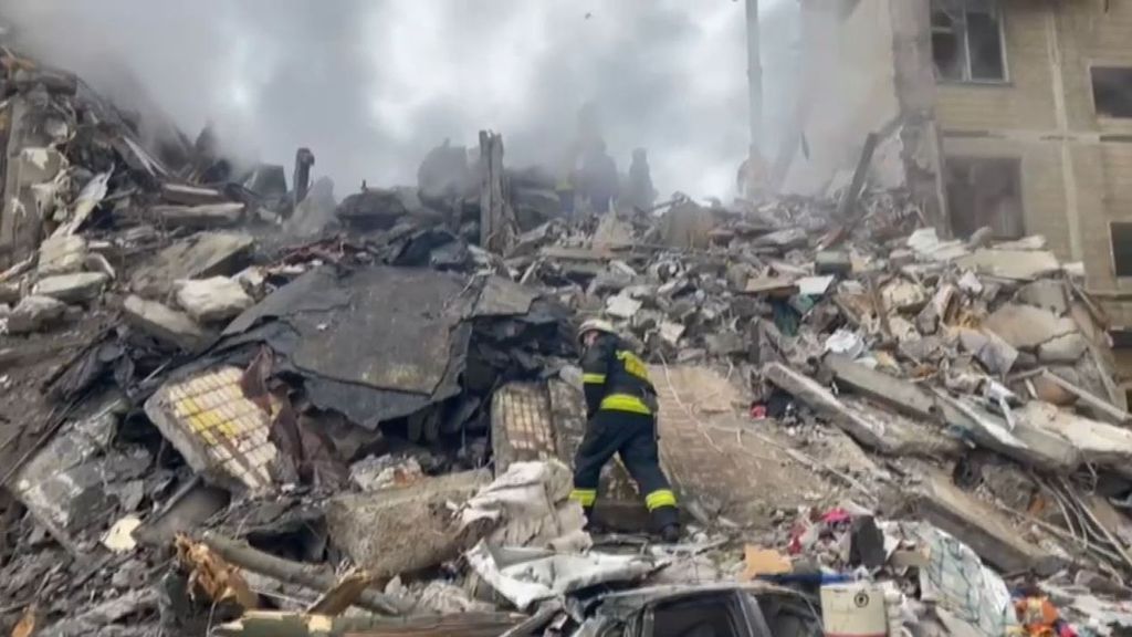 Ataque ruso en Dnipro con 23 muertos: sigue la búsqueda desesperada bajo los escombros del edificio derrumbado
