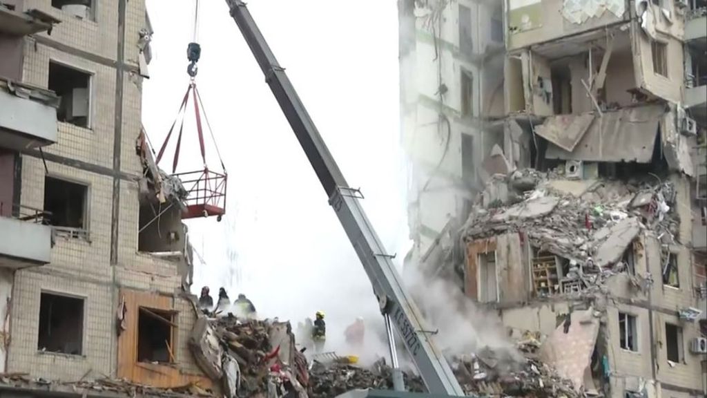 Ataque ruso en Dnipro con 29 muertos: sigue la búsqueda desesperada bajo los escombros del edificio derrumbado