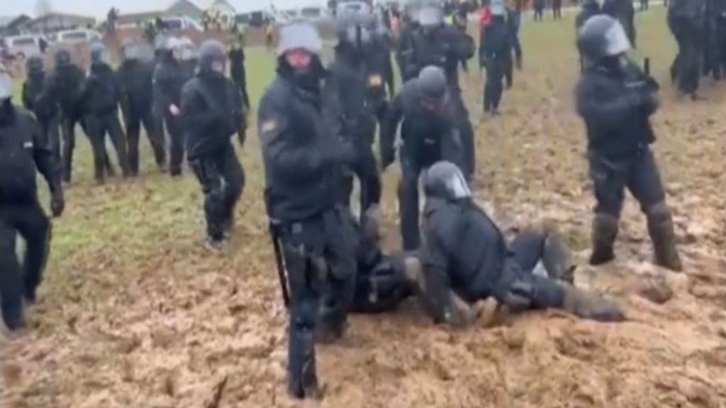 El cómico vídeo de unos policías alemanes cuando dispersaban una manifestación