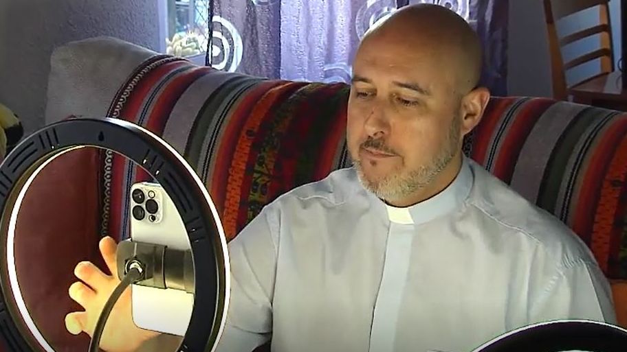 La 'evangelización digital': la sorprendente actividad de un cura valenciano en Tik Tok